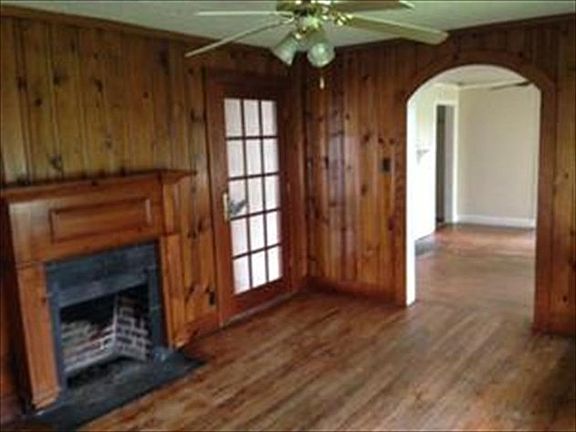 4th image of 2032 Woodland Dr