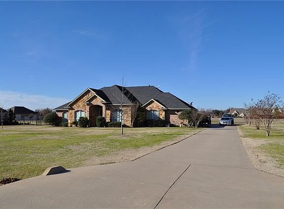 2nd image of 225 Magnolia Dr