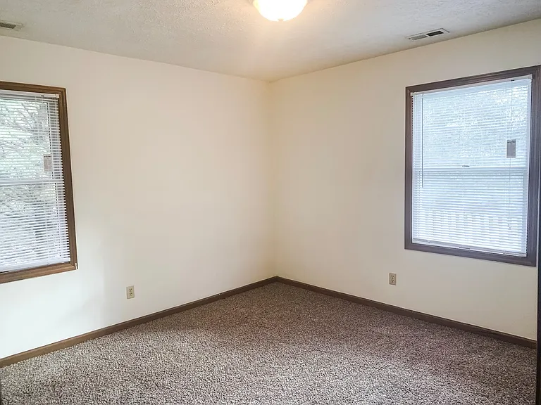 Vantage Pointe Apartments — Photo 27