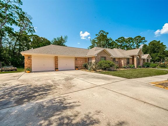 2nd image of 16 Autumn Oaks Drive