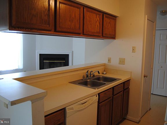 3rd image of 102 Grosvenor Ln APT 201