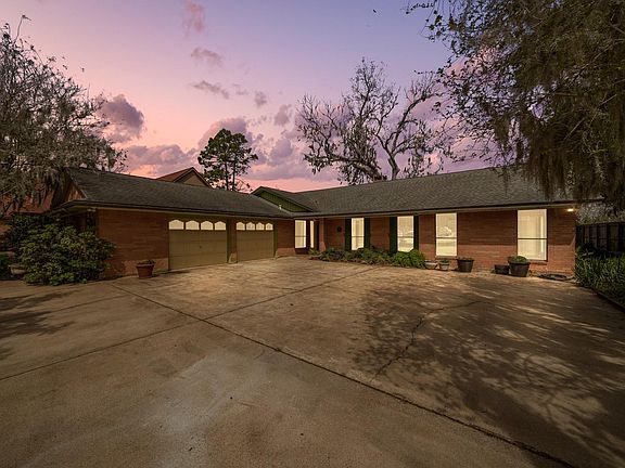 5th image of 2261 Riverside Dr