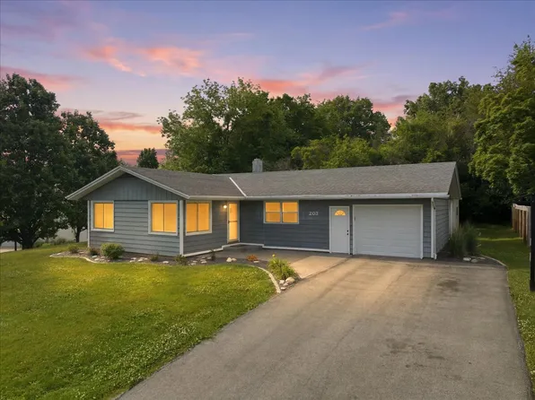 203 Highview Dr, Eureka, IL 61530