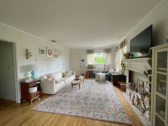 2nd image of 3227 Bennett Dr