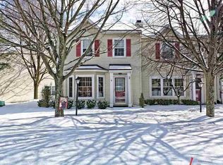 8 Horizon Ln, Troy, NY 12182