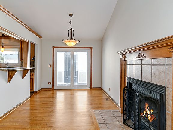 4th image of 30W050 Kensington Dr