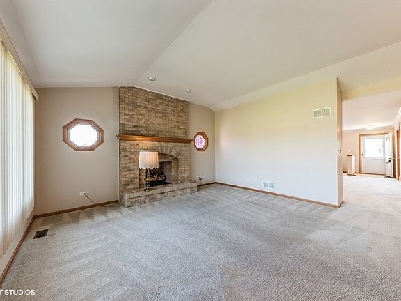 5th image of 16719 Richards Dr