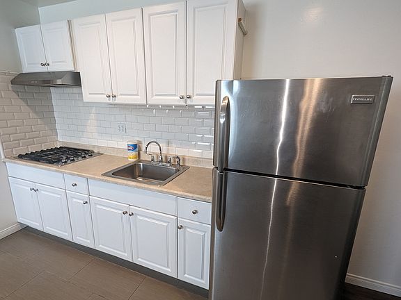 3rd image of 995 Rosecrans St #B