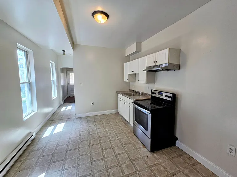 126 N Madison St — Photo 3