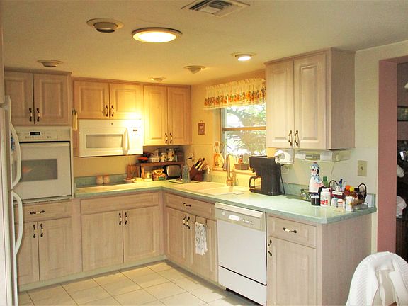 4th image of 1180 Stewart Dr