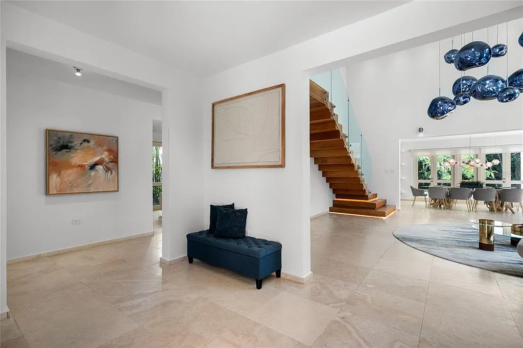 5 bed, 4.5 bath, 4224 sqft, $30,000 — Photo 4