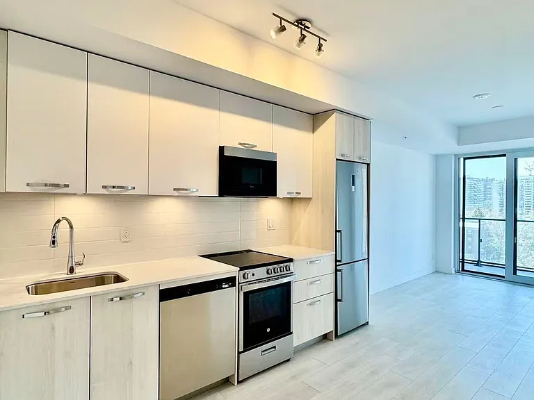 75 James St S #901 — Photo 3