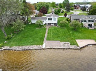 1094 Fairway Dr, Lake Isabella, MI 48893