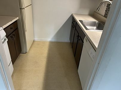 4th image of 1226 E Maywood Ave #205
