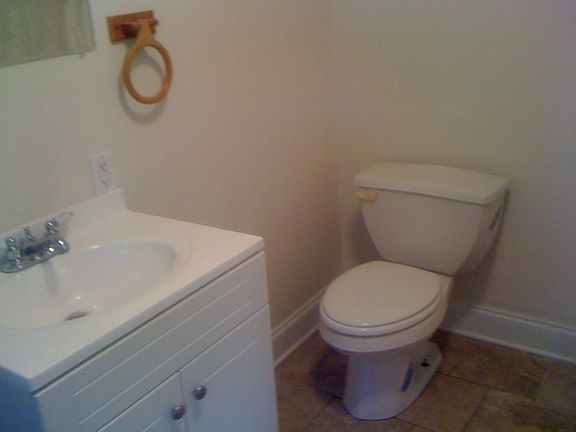 4th image of 400 Barton St S