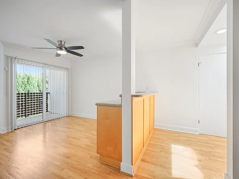 616 N Flores — Photo 14