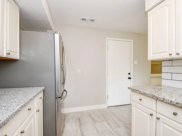 5811 Greencraig Dr — Photo 14