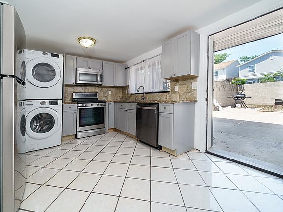 2nd image of 433 Pacific Ave