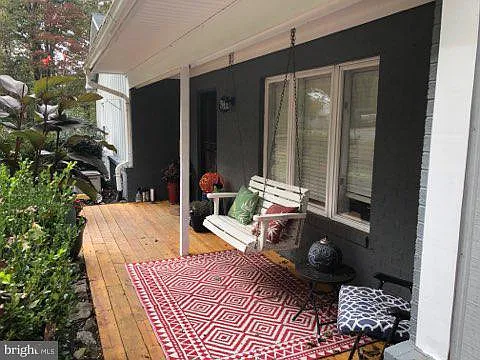 458 Lakeview Ln photo 1