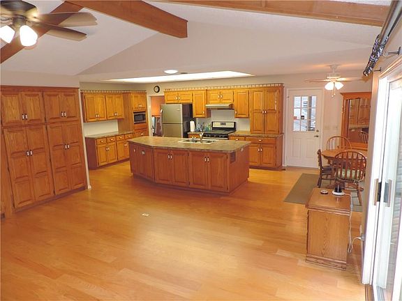 3rd image of 8 Elizabeth Dr
