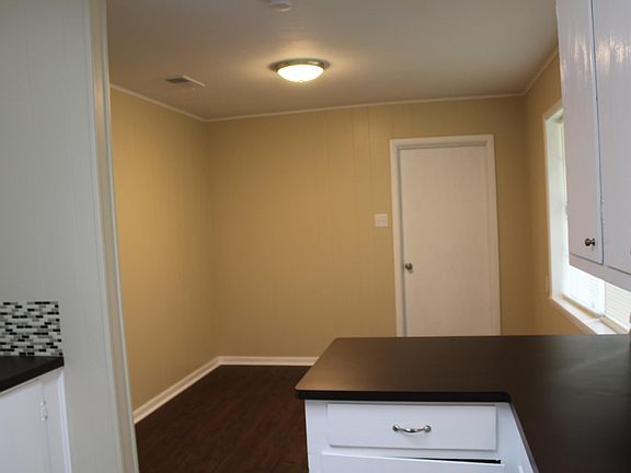 Kitchen eat-in dining area