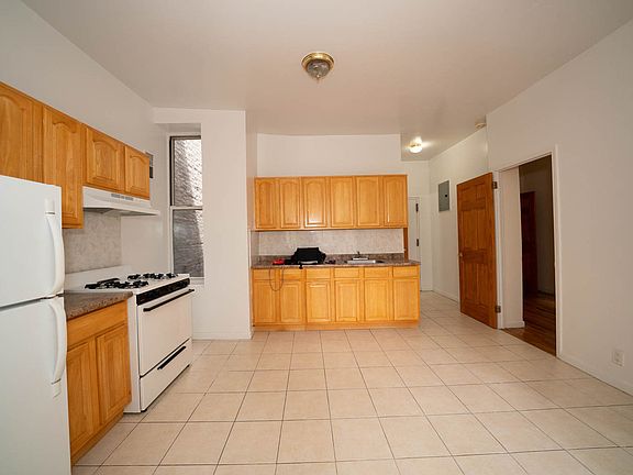 2nd image of 26-10 Hoyt Ave S #B2b