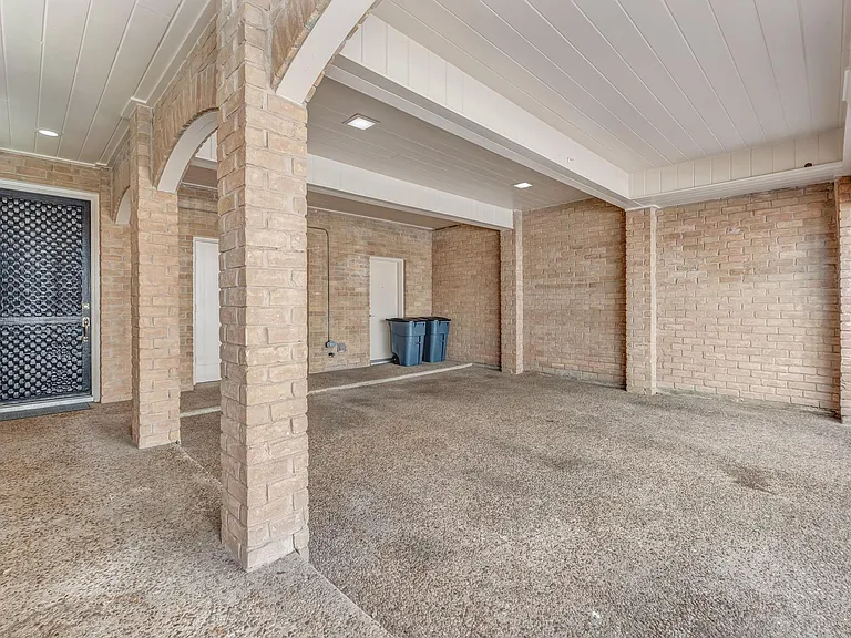 516 S Post Oak Ln #18 — Photo 2