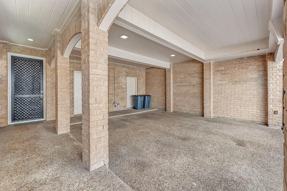 Building Photo - 516 S Post Oak Ln #18