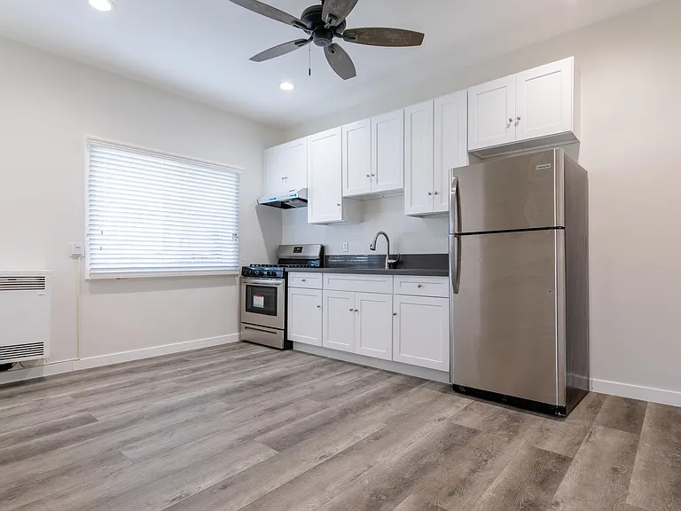 2025 E 4th St — Photo 11