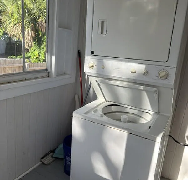 221 N Oleander Ave — Photo 8