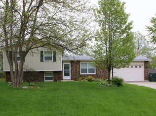 529 N Beck Rd, Lindenhurst, IL 60046