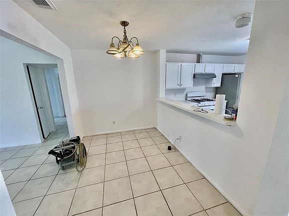 5th image of 10914 Bradford Way Dr
