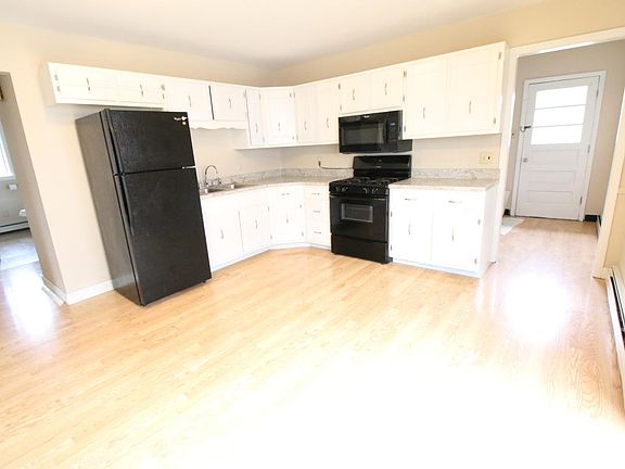 Large kitchen with eat in breakfast table area