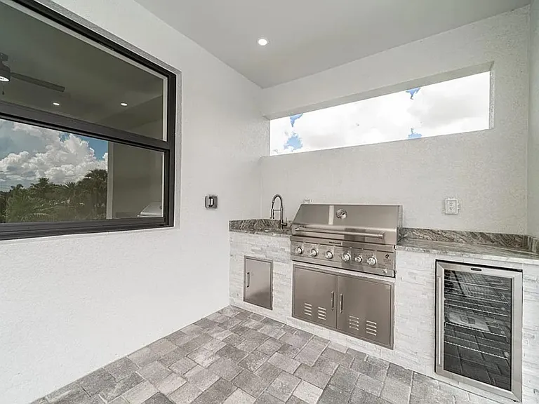 1005 NE 13th Pl — Photo 15