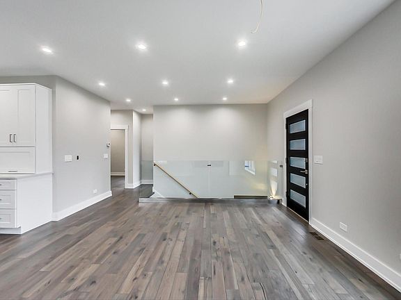 5th image of 9241 Sproat Ave