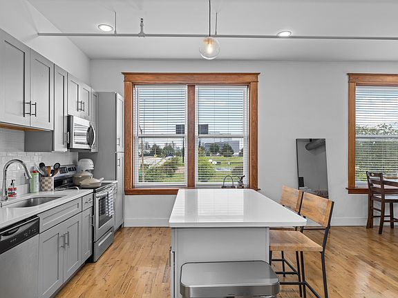 3rd image of 1000 S Newstead Ave APT 2D