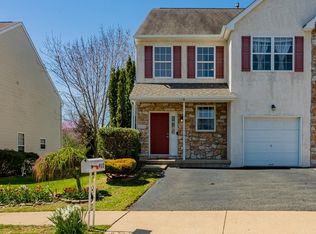 910 Patriot Ln, Norristown, PA 19403