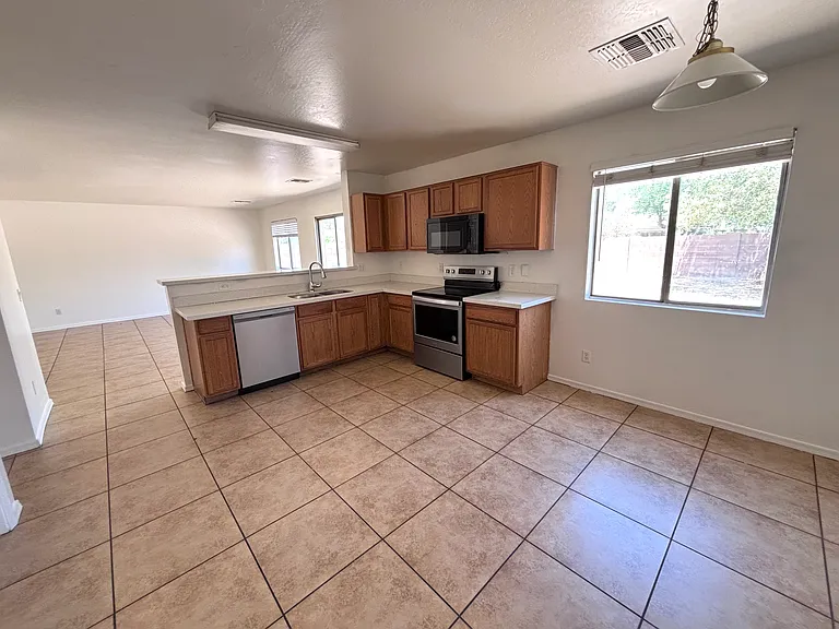 3134 W Huntington Dr — Photo 3