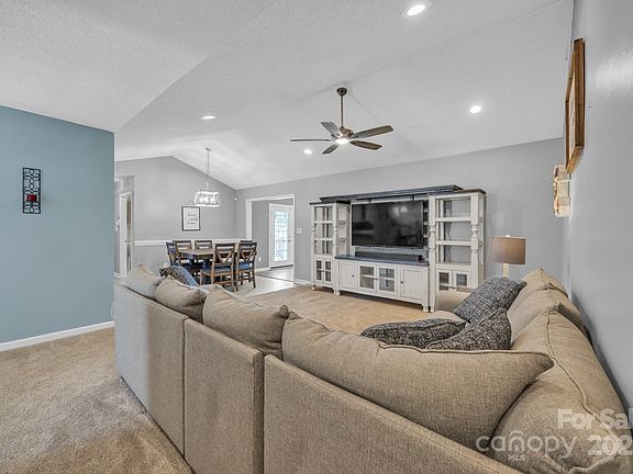 5th image of 1584 Beverly Ln