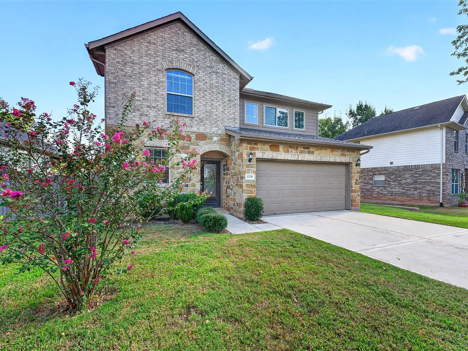 4 bed, 2.5 bath, 2104 sqft, $2,100 — Photo 4
