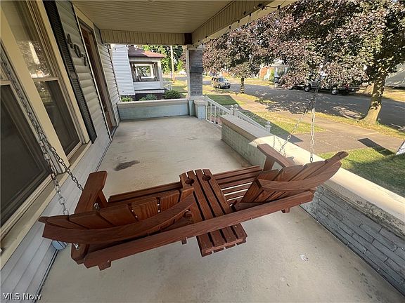 4th image of 407 E 11th St