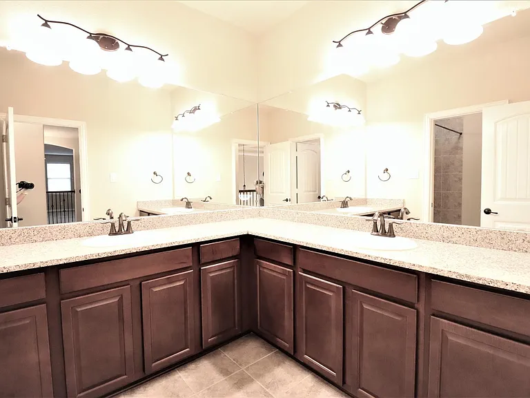 5070 Kerstyn Dr — Photo 31