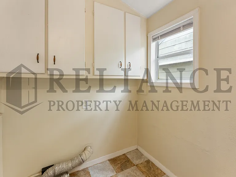 1022 S Yale St — Photo 13