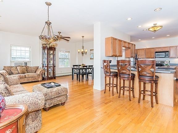 5th image of 12 Cedar Dr