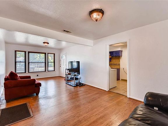 3rd image of 2557 Glenfield Ave