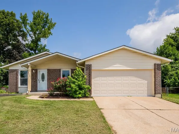 2894 Park New York Dr, Florissant, MO 63031