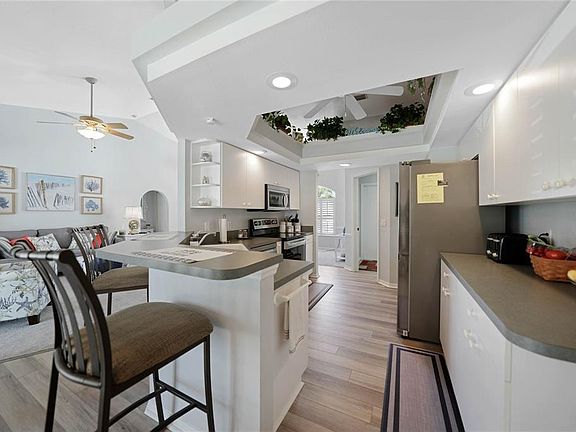 5th image of 3184 Emerald Ln