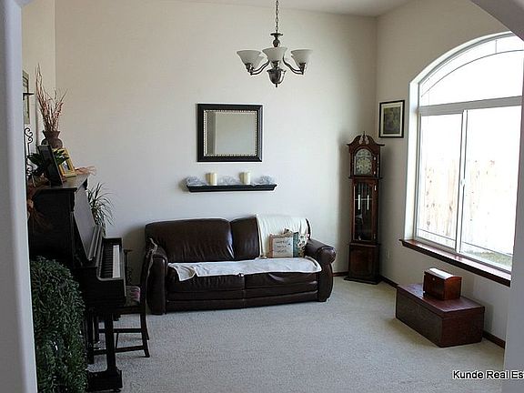 3rd image of 103 Erica Dr