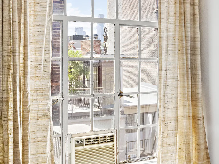 306 W 4th St #E3 — Photo 11