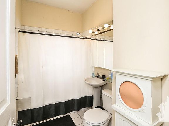 3rd image of 3212 N Kenmore Ave #1A